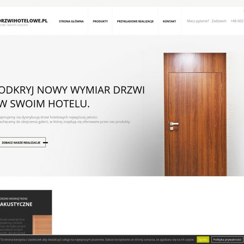 Drzwi do pokoi hotelowych